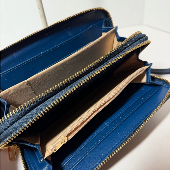 Michael Kors Wallet - Picture 3 of 8